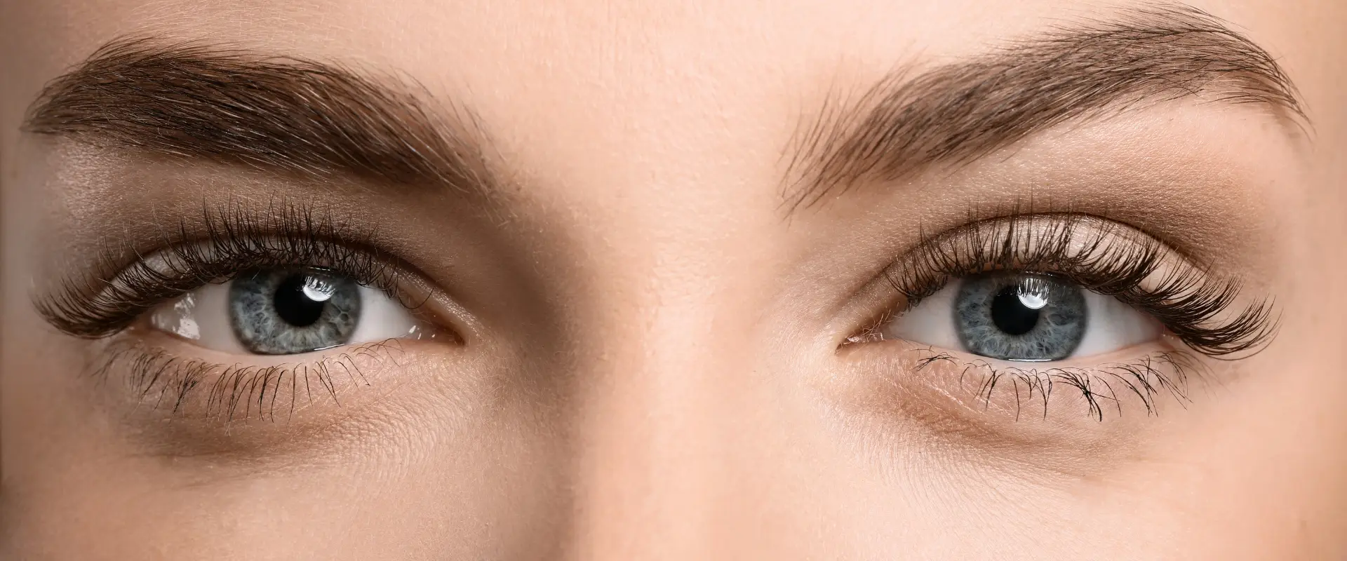 Nahaufnahme von strahlenden Augen nach einer Blepharoplastik